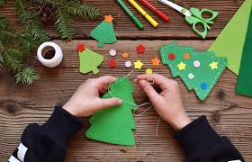La fleur en papier crépon qu'on vous propose à faire dans cet article est une des fleurs faciles. Decorations De Noel A Fabriquer Nos Bricolages De Noel Faciles