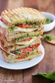 Sandwich A La Mozzarella Grillee In 2020 Food Recipes Mozzarella Sandwich
