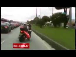 Motosiklet Kazasi Arac Kamerasina Yansidi Motosikletler