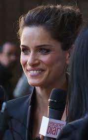She is the daughter of penny (levy), a social worker, and charles peet, a lawyer, and has an older sister. Amanda Peet Gaz Wiki
