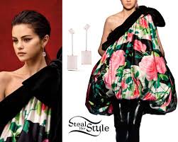 I have uploaded new outtakes of selena gomez for teen vogue to the gallery. Selena Gomez Vogue Magazine Outfits Steal Her Style