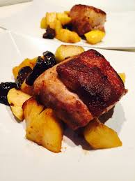 L'arrosto di maiale con prugne è un appettitoso secondo piatto di carne dal cuore morbido e agrodolce, ideale per arricchire i menu autunnali! Filetto Di Maiale Con Mele E Prugne Ricette Veloci Dopo Lavoro After Work Quick Recipes