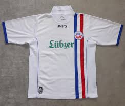 Hansa rostock präsentiert in der saison 2017/2018 mit sunmaker nicht einen neuen hauptsponsor auf der brust, sondern setzt auch bei den trikots neue akzente im design und bei der farbwahl. Hansa Rostock Home Fussball Trikots 2008 2009