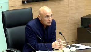 עפר שלח נולד בקריית ביאליק, בנו של הכלכלן, איש העסקים וההיסטוריון חזי שלח. ×¢×¤×¨ ×©×× Archives ×©×§××£