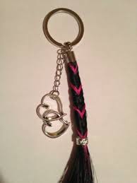 Porte Clef Mix Tresse Pompon Fils 1 Breloque Lettre Porte Cles Par Creations Crins Porte Clef Crins De Cheval Crin