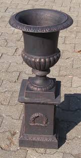 Wir führen eine einmalige auswahl von über 7000 verschiedenen artikeln und können auch auf die ausgefallensten wünsche eingehen. Amphore Auf Sockel Mit Myrtenkranz Antik Bronze Garten Passion