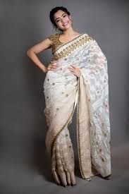 It is not only for older women but also young women. 25 Traditional Modern Saree Poses For Girls At Home For Photoshoot