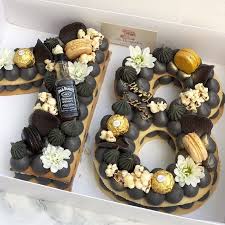 Black And Gold Cupcakes For Men Happy Gold Black Birthday Gargeran Foodil Black Gold Boscuit Vanilla Cream Yummy Birth 18th Birthday Cake Number Birthday Cakes Alphabet Cake