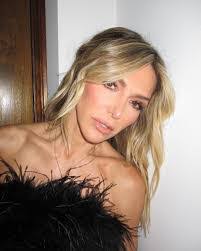 Jana Hanks's Instagram, Twitter & Facebook