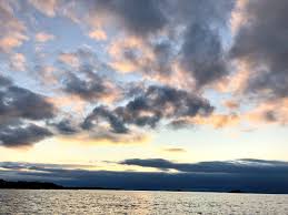 Pemandangan laut memanglah sangat indah terutama ketika kita pergi ke pantai pastinya pemandangan yang ingin dilihat adalah pemandangan sunset di pantai dengan nuansa yang syahdu dan romantis seperti digambarkan pada contoh gambar pemandangan laut diatas mungkin bisa dijadikan sebuah inspirasi yang menarik dan indah untuk dijadikan sebuah. Pemandangan Laut Landskap Laut Indah Facebook