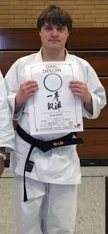 Der karate gürtel und das mit ihm verbundene gürtelsystem dient im karate als jeder farbe kennzeichnet eine fertigkeitsstufe. Karate Ersetzt Theraphie Autistischer Karateka Dennis Zielinski Aus Dortmund Erreicht Schwarzen Gurtel Karate Dachverband Nordrhein Westfalen E V