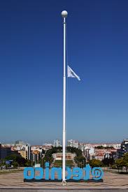 File:Flag at half-mast with funeral wreath following the death of Patrizia  Paradiso, Instituto Superior Técnico (Alameda), Lisbon, Portugal  julesvernex2.jpg - Wikimedia Commons