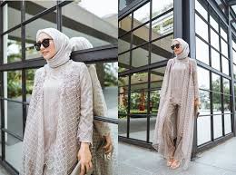Pertama, anda bisa membuat model baju kebaya dress brokat kombinasi batik modern terbaru yang terlihat seperti pada gambar diatas. 7 Model Baju Tunik Brokat Terbaru Untuk Ramadan Bukareview