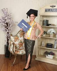Model kebaya wisuda merupakan pakaian kebaya atau busana wanita untuk menghadiri acara wisuda. 60 Model Kebaya Wisuda Modern Simple Terbaru 2020 Bergaya