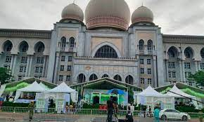 Menurut astro awani, panel hakim iaitu datuk suraya othman Malaysiakini 10 000 Hadir Majlis Kahwin Pandu Lalu Anak Ku Nan