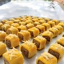 125 gr butter (aku pake wijsman), 125 gr margarin (aku pake palmia royal), 50 gr gula halus, 1 butir kuning telor, 250 gr tepung kunci, 50 gr maizena, 50 gr susu bubuk, 50 gr keju edam parut, 400 gr nanas parut, 100 gr gula pasir, 1/8 sdt garam, 2 butir cengkeh, 3 cm kayumanis. 5 Resep Kue Nastar Nanas Keju Dan Coklat Yang Sederhana