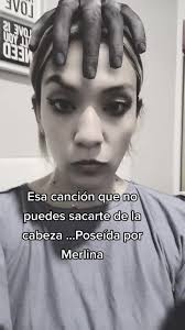 Escena En La Que Merlina Quema La Estatua De Joseph Crafton Y La Canción  Esa