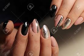 Estas uñas rosas con diseños negros. Diseno De Unas Negras Y Beige Con Abstraccion Fotos Retratos Imagenes Y Fotografia De Archivo Libres De Derecho Image 88443030