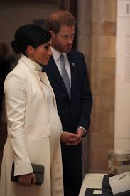 Meghan Markle S Latest Look Brings A Whole New Meaning To The Phrase Maternity Chic Prince Harry Natural History Museum London Meghan Markle Photos