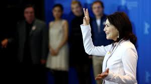 Die produktion mit elmar wepper, hannelore elsner und aya irizuki in den hauptrollen erzählt die geschichte des unheilbar erkrankten rudi, der nach dem unerwarteten tod seiner frau trudi nach japan reist, um vor ort deren versäumtes leben nachzuholen. Abschied In Munchen Bewegende Trauerfeier Fur Hannelore Elsner Zdfheute