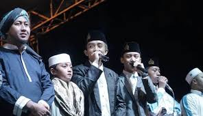 Selain mempunyai suara yang cukup merdu, vokalis yang satu ini juga mempunyai paras yang cukup tampan. Biodata Gus Azmi Lengkap Beserta Keluarganya Mscapers