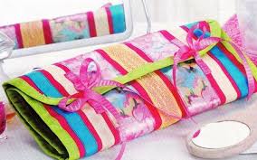 Manualidades E Ideas Divertidas Realizadas Con Retazos De Tela Ecologia Hoy Retazos De Tela Manualidades En Tela Bolsos Patchwork
