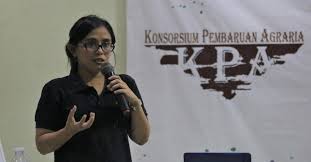 Direktur konsorsium ekonomi kerakyatan, dian anggraini (kanan) ketika menghadiri acara penandatanganan nota kesepahaman dengan mui di gedung . Pidato Politik Sekretaris Jenderal Konsorsium Pembaruan Agraria Kpa Memperingati May Day 2020 Satukan Kekuatan Rakyat Melawan Ruu Cipta Kerja Jalankan Reforma Agraria Dan Bangun Ekonomi Kerakyatan Wallacea