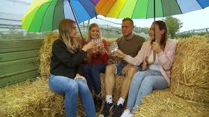 Auch in diesem jahr möchte moderatorin. Regen Bauer Patrick Furchtet Um Das Make Up Seiner Hofdamen Promiflash De