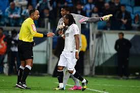 Aos 40 anos, o atleta está em um leito de unidade de terapia intensiva, mas não foi intubado. Aranha Protesta Contra Ato De Racismo Na Arena Doi Gzh