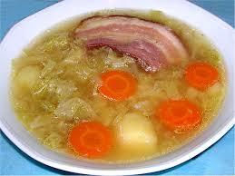 Une soupe de campagne à base de choux verts et de pommes de terre. Soupe Au Chou