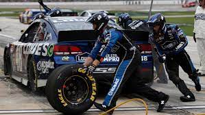 This group of mechanics can consist of five to twenty members. For Pit Crews Nascar Races Can Be Like Football You Need Athletes And Proper Execution