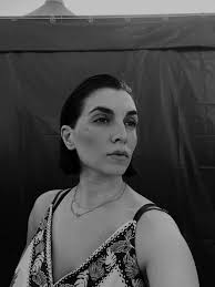 Il suo cuore era in costante e turbolenta rivolta. Le più grottesche e  fantastiche ambizioni lo braccavano la notte nel letto. Il suo cervello  tesseva un universo di ineffabile lusso mentre l'orologio