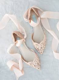 En el momento en que tu papá, hermano mayor o algún otro familiar (varón) cambia tus zapatos por zapatillas de tacón, significa que estás lista para tu primer baile como una verdadera adulta. Zapatos De Piso Ideales Para Quinceanera Los Mejores Disenos Del 2019