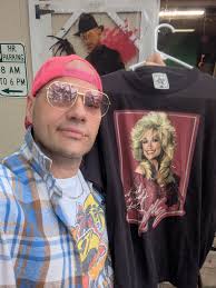 Nostalgia Hunters post pics with their finds like they caught a 🐟.......  Oh by the way here's a 90s Dolly Shirt I caught......