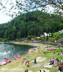 Ada berbagai macam mitos ataupun cerita mengenai bagaimana terbentuknya danau ngebel ini, antara lain karena adanya seorang nenek yg merupakan titisan naga baruklinting, yang mendatangi sebuah hajatan di suatu desa, dan meminta. Telaga Sarangan Di Magetan Wisata Murah Meriah