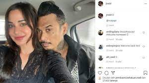 Pentolan superman is dead (sid) i gede ari astina alias jerinx bebas dari penjara setelah 10 bulan menjalani hukuman, selasa (8/6/2021). Frei Aus Dem Gefangnis Zeigt Jerinx Sid Freundliche Fotos Mit Frau