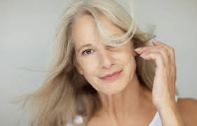 Gerade den älteren damen steht der graumelierte quot;pixiequot; Anti Aging Styling Haarfarben Die Frauen 40plus Stehen