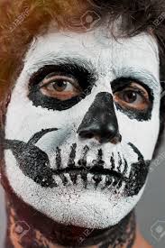 Close Up Retrato De Hombre Con La Cara Del Craneo De Halloween Pintura Fotos Retratos Imagenes Y Fotografia De Archivo Libres De Derecho Image 41450194