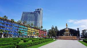 Batumi (georgisch ბათუმი) ist eine hafenstadt am schwarzen meer.als hauptstadt der region adscharien im südwestlichen georgien hat sie (2014) 152.839 einwohner und ist damit zweitgrößte stadt des landes. Batumi Georgien Sehenswurdigkeiten Insider Reisetipps 2020