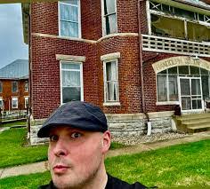 Chris Strahan's Instagram, Twitter & Facebook