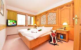 Dann könnte ihnen das hotel alte krone gefallen. Hotel Alte Krone In Mittelberg Vorarlberg Alpen Guide De