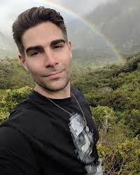 Flashback Friday. Springtime in Hawaii. 🌴 Hopefully I'll be back one day  soon! For now, I'll just keep dreaming about where I'll go next. 🗺️