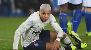 Die absolute große auswahl an modekleidung, hochzeitskleider und kostüme mit garantierter qualität online! Psg Star Mbappe Blonde Haare Statt Goldener Ball Sky Sport Austria