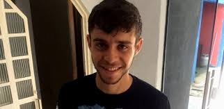 Aluno de escola pública paga estudo no exterior com venda de marmitas