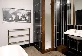 Schwarze bodenfliesen im bad sind ein beliebter kontrapunkt zu hellen und grellen wänden. Schwarze Fliesen Im Badezimmer Fliesen Dusche Was