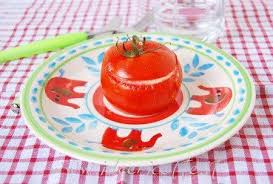 Mettete un pizzico di sale fino all'interno e metteteli con la cavità verso il basso per 30 minuti circa, per far si che un poco della. Ricetta Pomodori Sorpresa Ripieni Con Uova E Camoscio D Oro Al Microonde Ideericette