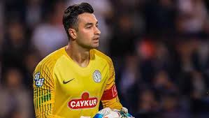 Altyaş kategorilerinde forma giydikten sonra 2012'de ankaragücü a takımına yükselen genç oyuncu, 2015'te de çaykur rizespor'un yolunu tuttu. Besiktas Gokhan Akkan Transferinde Sona Geldi