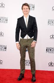 10 Celebrity Suit Disasters That Make Us Cringe 10 celebrity suit disasters that make