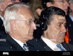 Haim Saban, rechts, Vorstandsvorsitzender der Saban Capital Group und  Hauptaktionaer der ProSiebenSat.1 Media und Bayerns Ministerpraesident  Edmund Stoiber verfolgen zu Beginn der Eroeffnungsveranstaltung der  "Medientage Muenchen 2003" am Mittwoch, 22 ...
