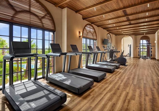 Phòng gym được trang bị đầy đủ thiết bị hiện đại, đáp ứng nhu cầu rèn luyện sức khỏe của du khách trong suốt thời gian lưu trú.